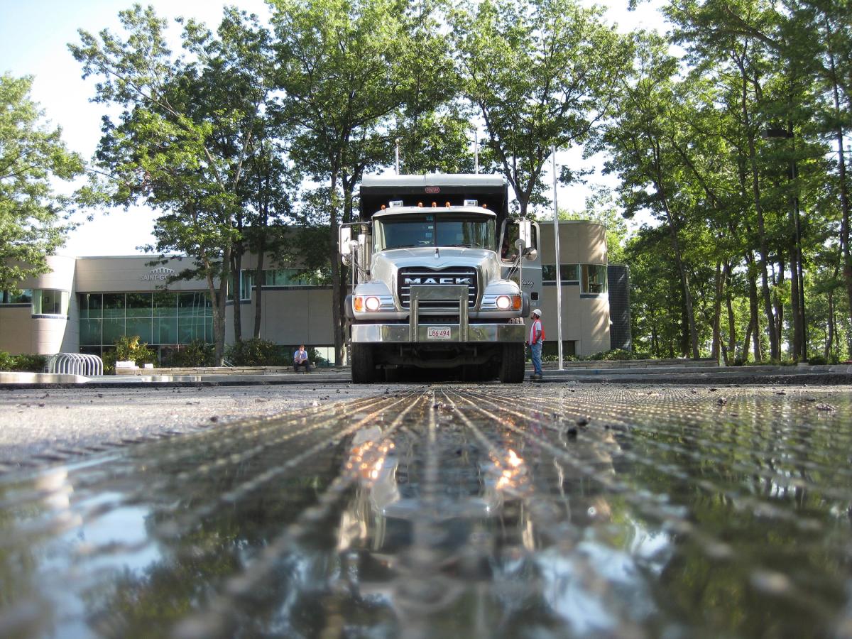 Adfors glasgrid asphalt reinforcement with built-in truck